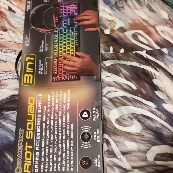 Special Edition Tom Clancy Splinter Cell Xbox with Riot Squad Gaming Accessories - Picture 7 of 9